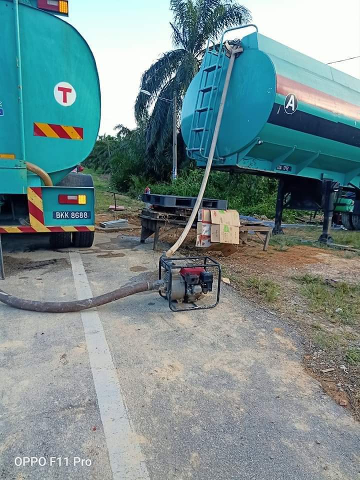 Tanker air menambah air pada saluran paip aghan